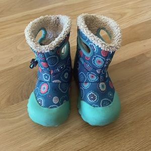 Toddler girl’s Bogs